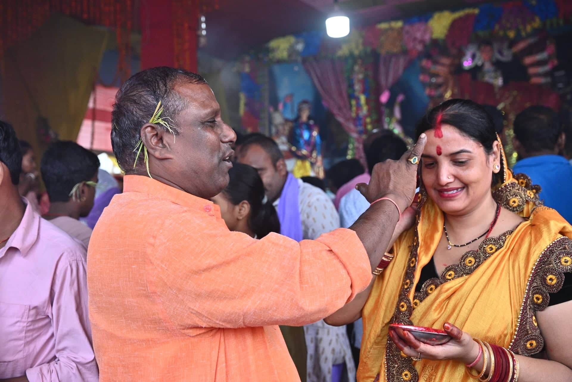 विजयको प्रतिक बडादसैँकाे मुख्य दिन आज, मान्यजनबाट टीका जमरा लगाइँदै